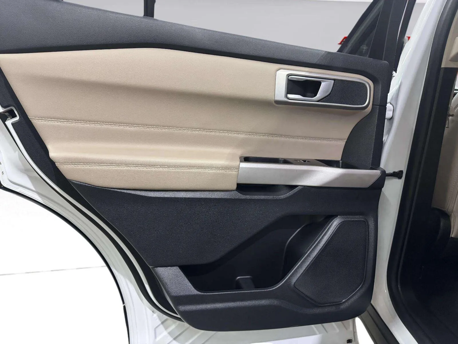 Ford Explorer photo 17