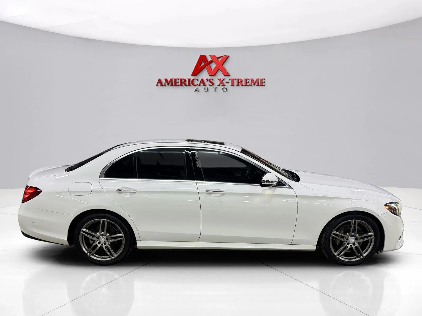 Mercedes-Benz E-Class photo 8