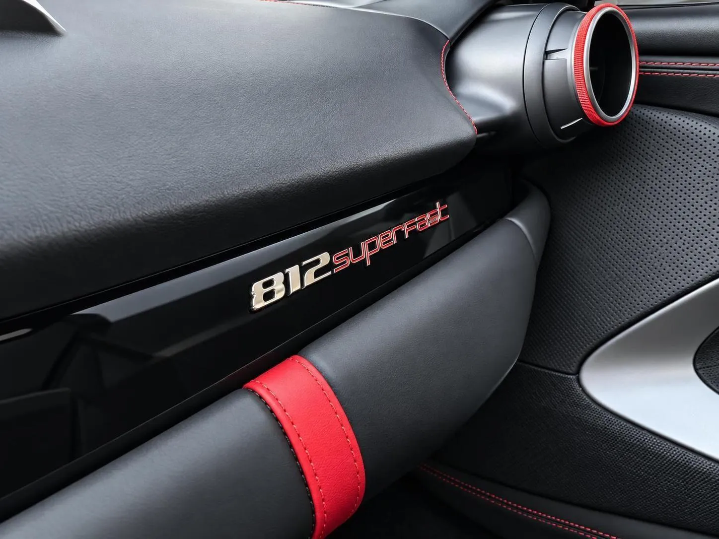 Ferrari 812 photo 14