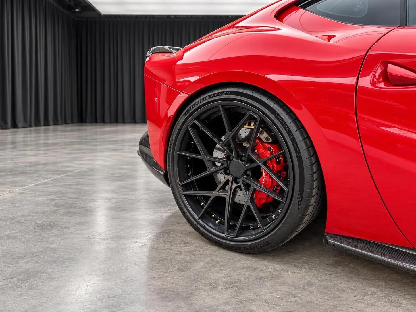 Ferrari 812 photo 10