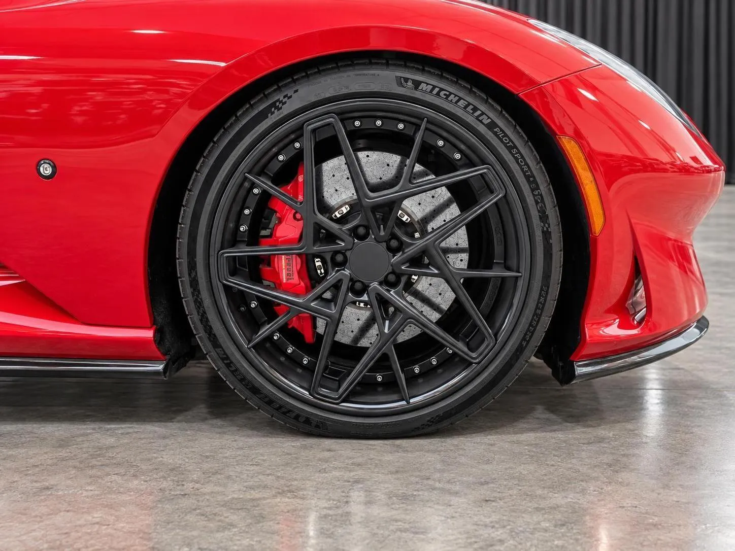 Ferrari 812 photo 23