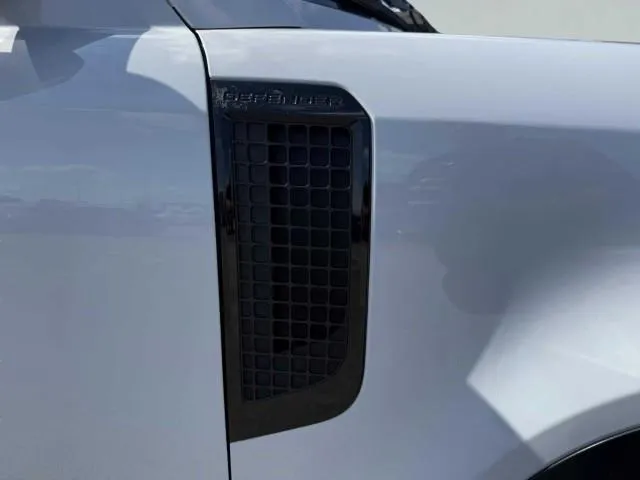 Land Rover Defender photo 9
