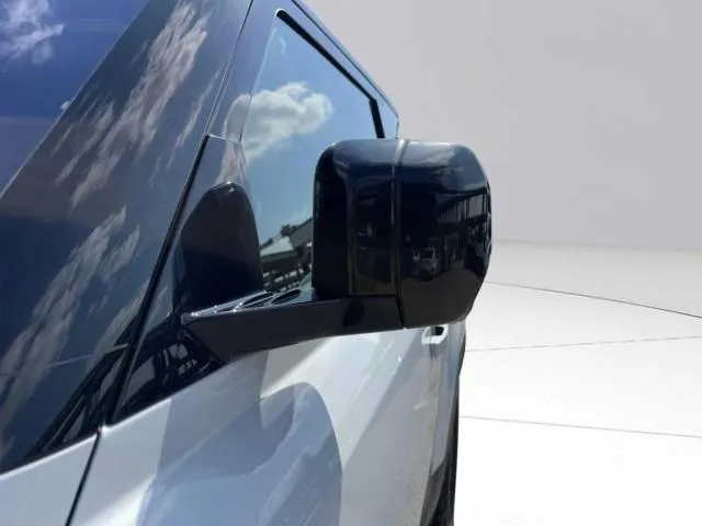 Land Rover Defender photo 10