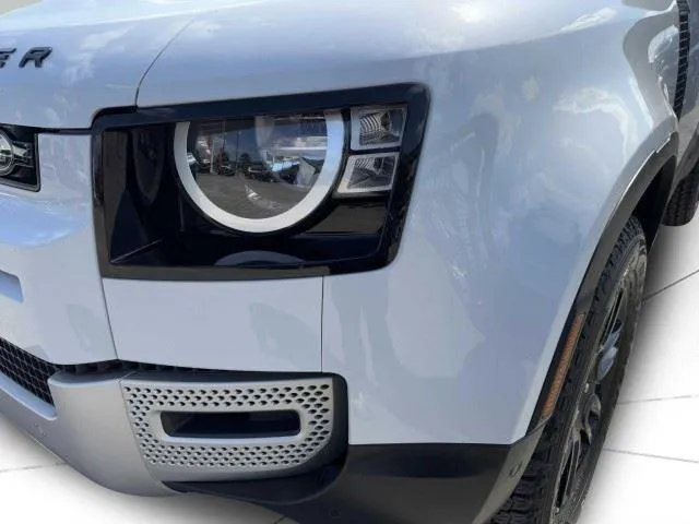 Land Rover Defender photo 13