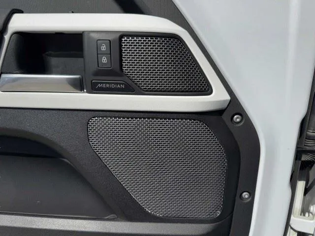 Land Rover Defender photo 19