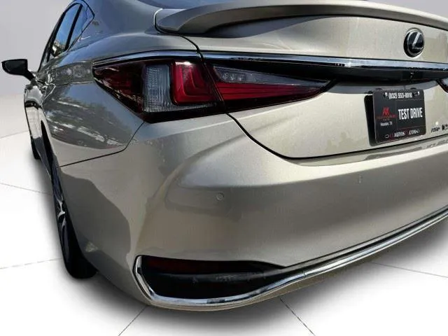 Lexus ES photo 16