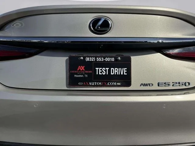 Lexus ES photo 18