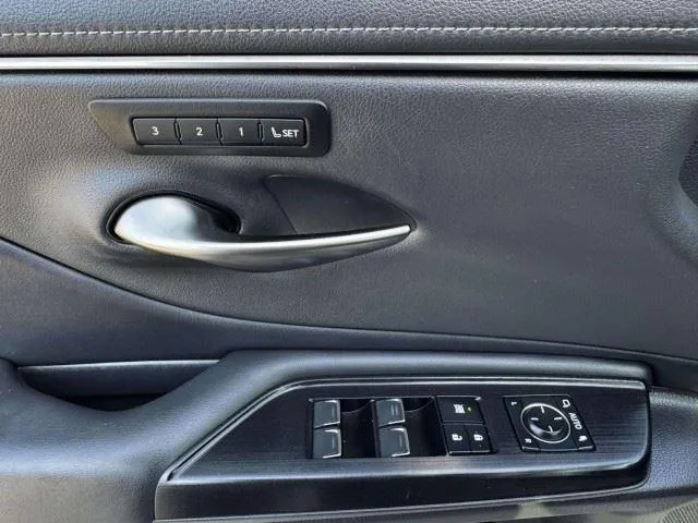 Lexus ES photo 20