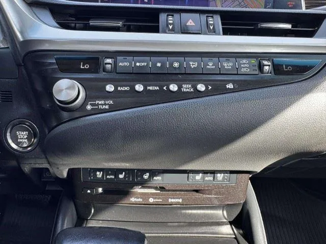 Lexus ES photo 31