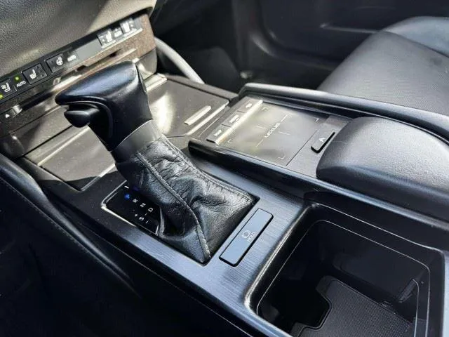 Lexus ES photo 32