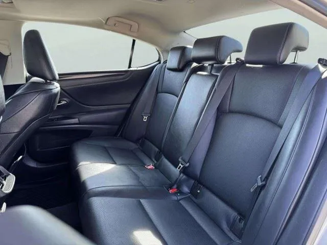 Lexus ES photo 35