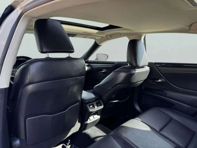 Lexus ES photo 36