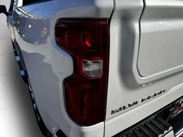 Chevrolet Silverado photo 15