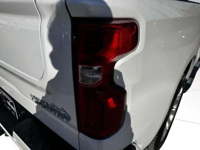Chevrolet Silverado photo 16