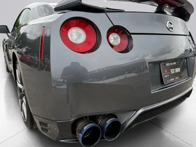 Nissan GT-R photo 17