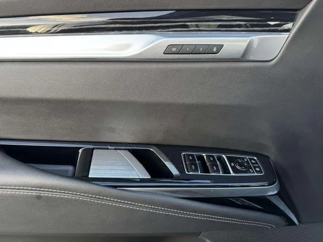 Cadillac Escalade ESV photo 18