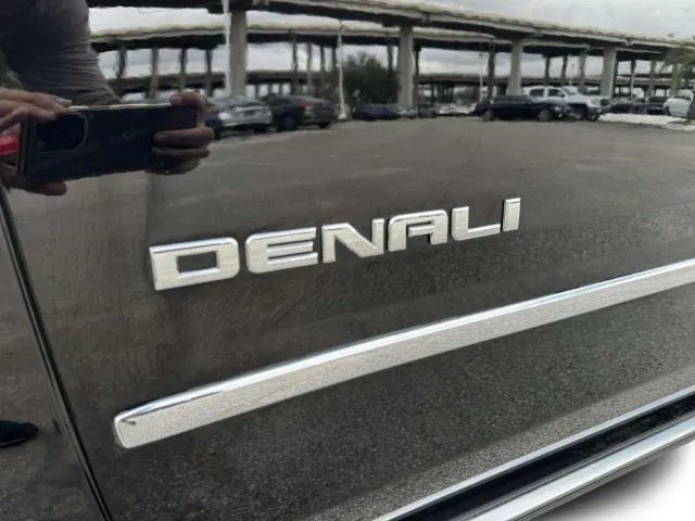 GMC Yukon XL photo 16