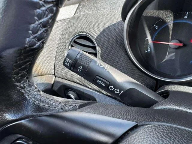 2011 Chevrolet Cruze 1LT - Photo 24