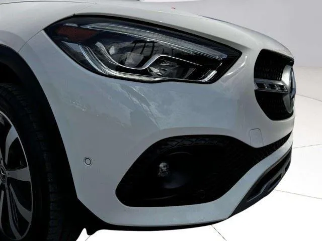 Mercedes-Benz GLA photo 11