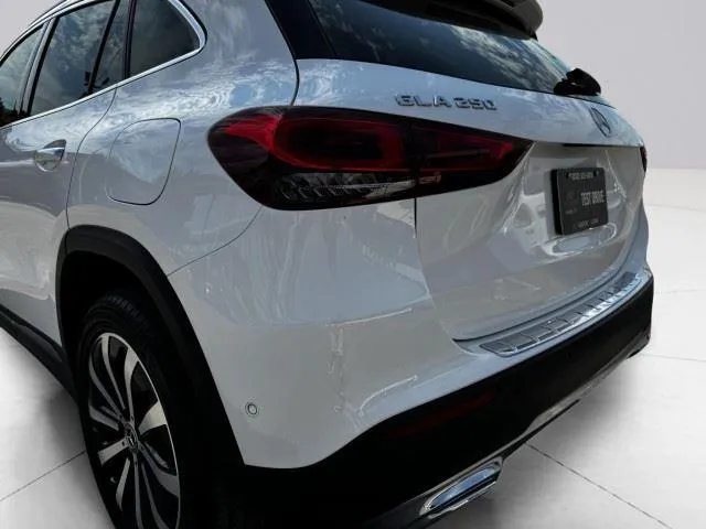 Mercedes-Benz GLA photo 15