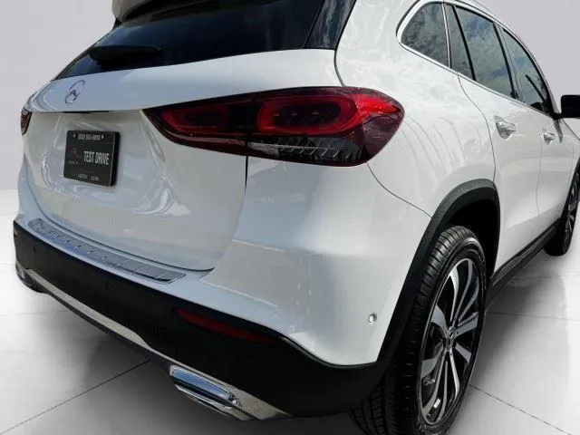 Mercedes-Benz GLA photo 16