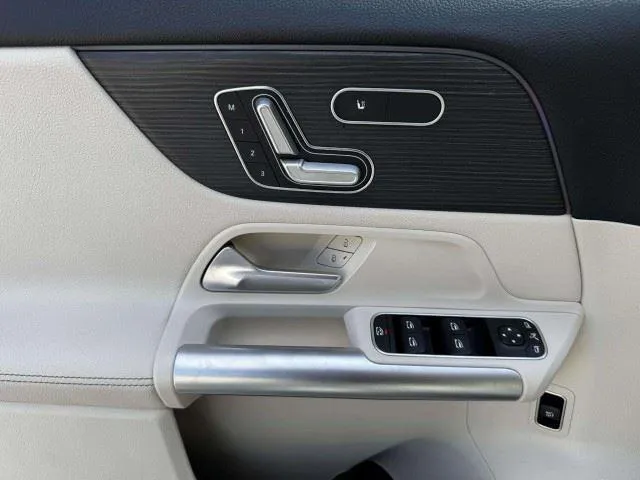 Mercedes-Benz GLA photo 19
