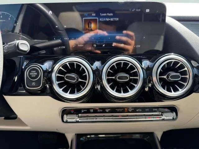 Mercedes-Benz GLA photo 30