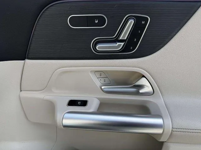 Mercedes-Benz GLA photo 47