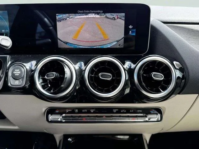 Mercedes-Benz GLA photo 32
