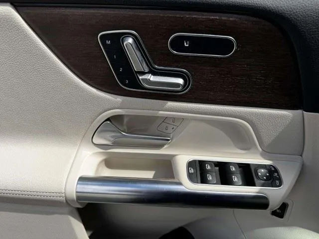Mercedes-Benz GLA photo 19