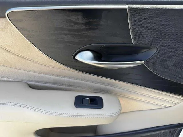 Lexus LS photo 36