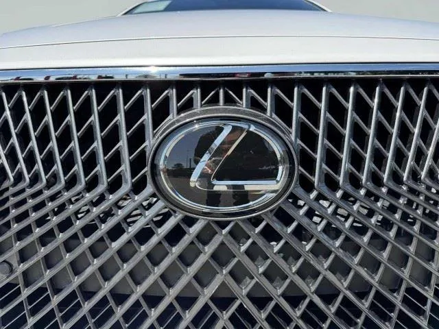 Lexus LS photo 14