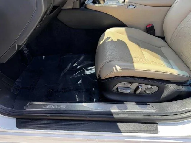Lexus LS photo 21