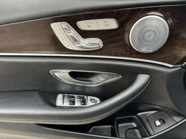 Mercedes-Benz E-Class photo 19