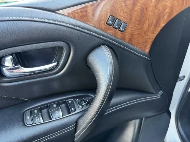 Infiniti QX80 photo 22