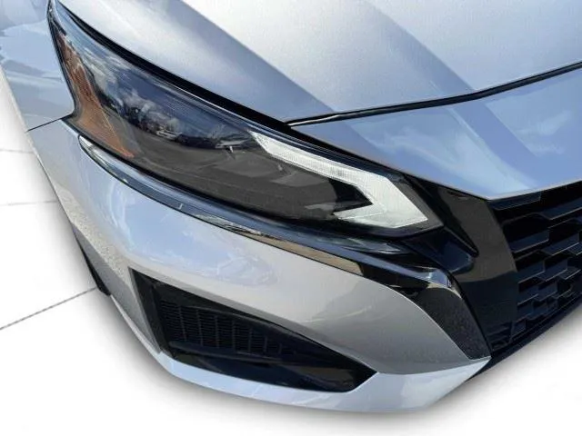 2024 Nissan Altima SR - Photo 10