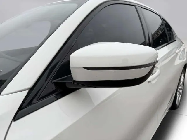 BMW 3 Series photo 14
