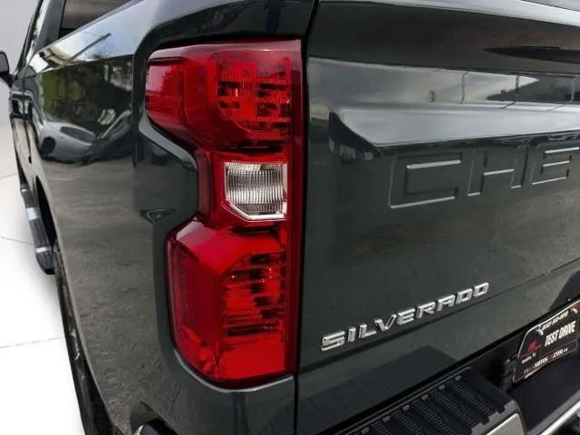 Chevrolet Silverado photo 16