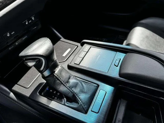 Lexus ES photo 30