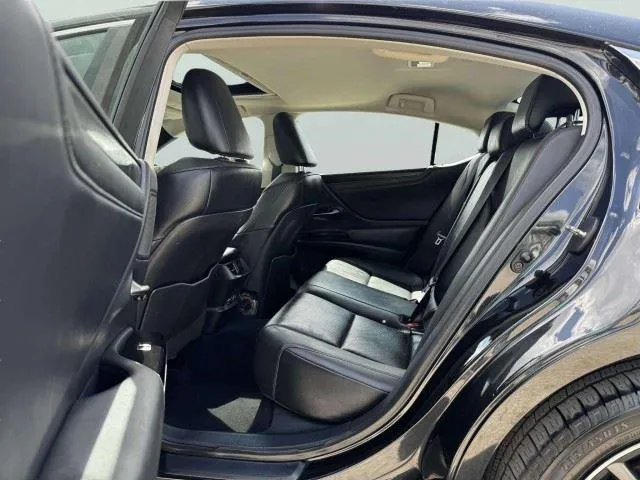 Lexus ES photo 32