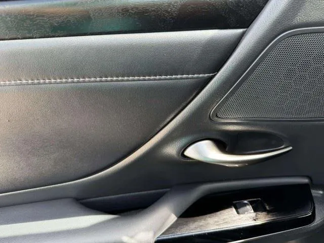 Lexus ES photo 33