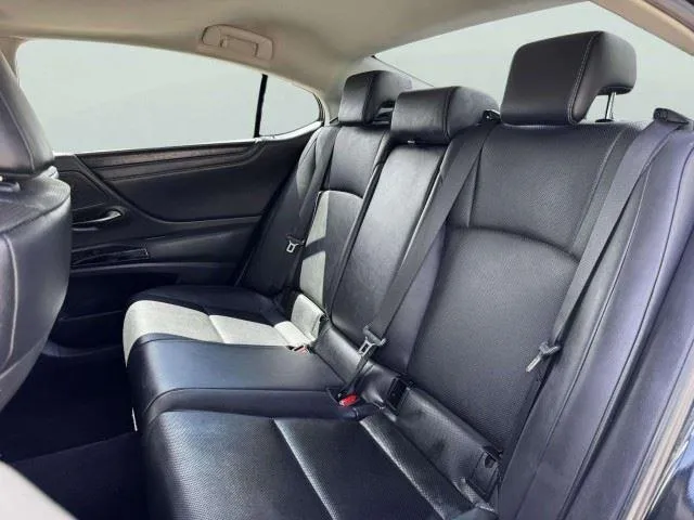 Lexus ES photo 49