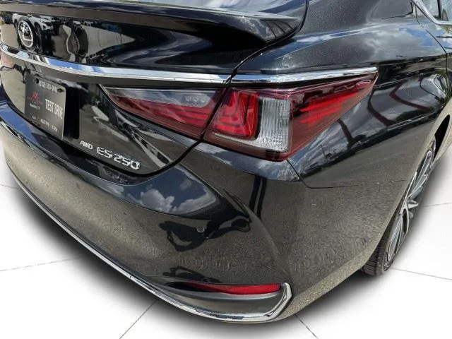 Lexus ES photo 16