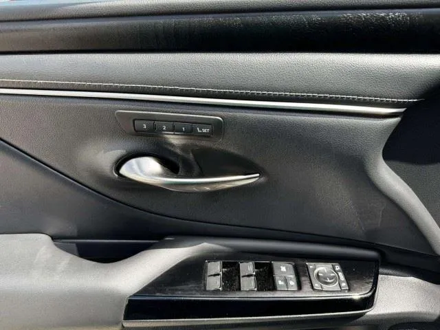 Lexus ES photo 19