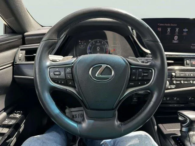 Lexus ES photo 26