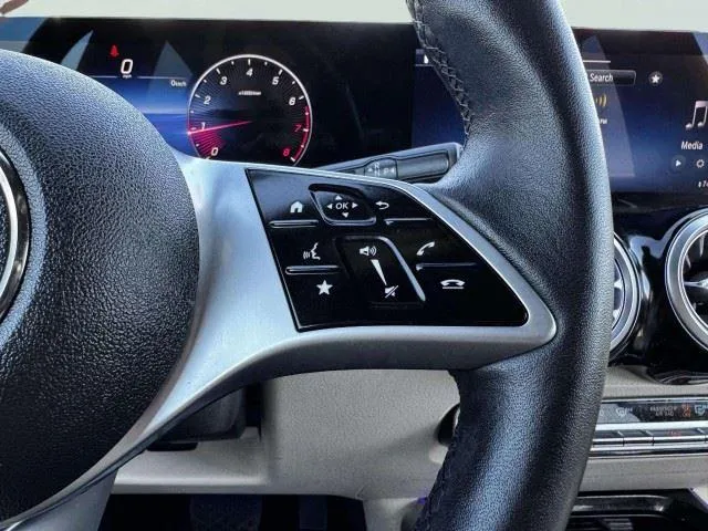 Mercedes-Benz GLB photo 24