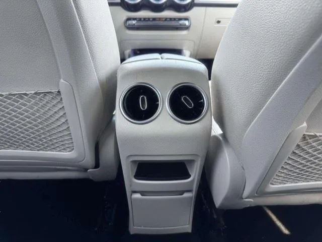 Mercedes-Benz GLB photo 35