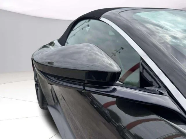 Aston Martin Vantage photo 10