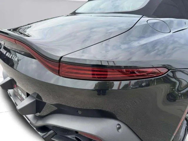 Aston Martin Vantage photo 18
