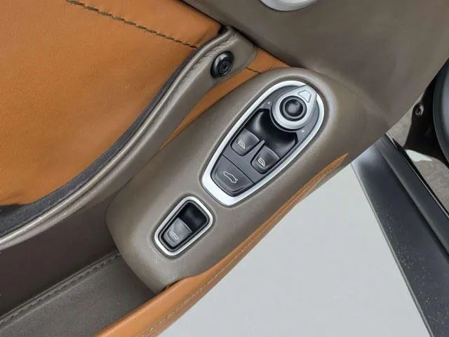 Aston Martin Vantage photo 21